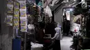 Aktivitas warga Gang Venus, Kelurahan Jembatan Besi, Kecamatan Tambora, Jakarta, Kamis (5/9/2019). Penggunaan listrik berlebihan akibat minimnya cahaya matahari yang masuk ke Gang Venus dapat memicu terjadinya kebakaran(merdeka.com/Iqbal Nugroho)
