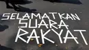 Massa juga membuat tulisan "Selamatkan Suara Rakyat" saat melakukan demontrasi di depan Istana Merdeka, Jakarta, (16/8/14). (Liputan6.com/Miftahul Hayat)