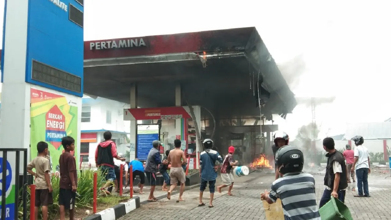 SPBU Abdesir Makassar terbakar (Liputan6.com/ Eka Hakim)