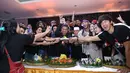 Perayaan ulang tahun satu tahun penayangan sinetron Anak Langit berlangsung meriah. Para pemain dan tim produksi hadir dalam acara tersebut. (Nurwahyunan/Bintang.com)