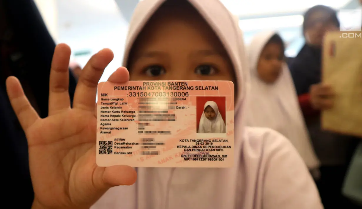 Seorang anak memperlihatkan KIA di tempat makan siap saji kawasan Bintaro Tangerang Selatan, Selasa (26/2). Pemkot Tangsel menargetkan sebelum tahun ajaran baru 2019/2020 semua anak Tangsel sudah memiliki KIA. (Merdeka.com/Arie Basuki)