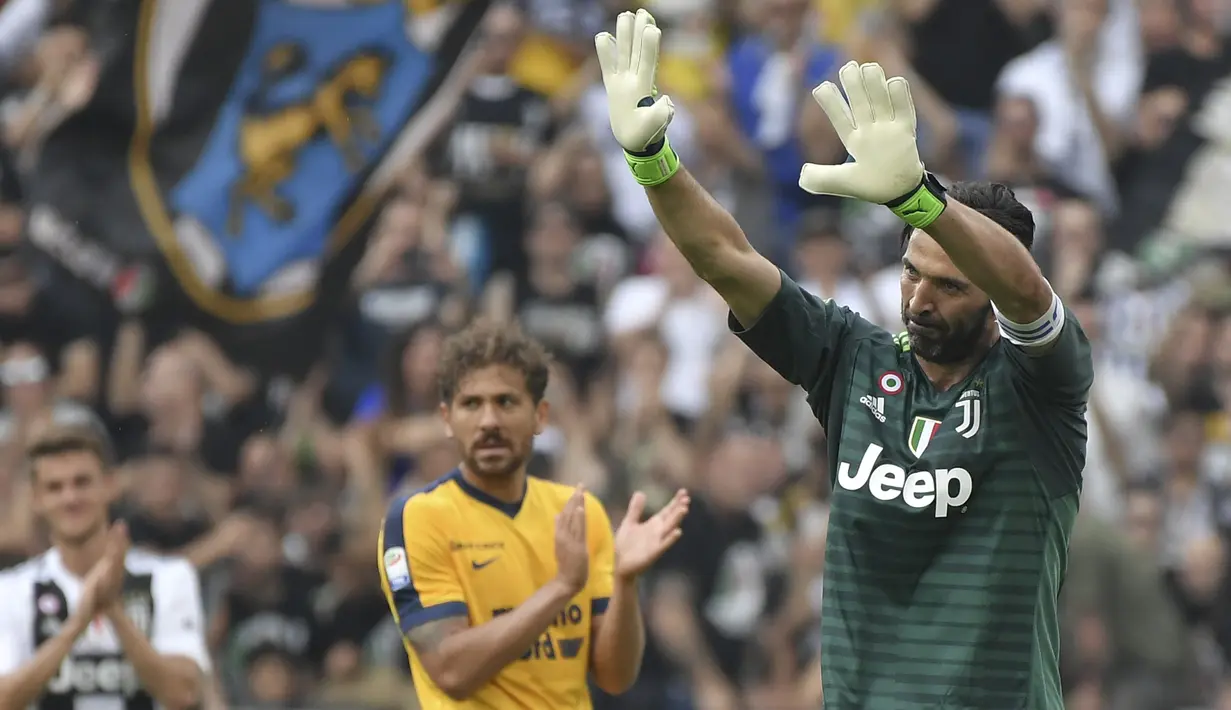 Kiper Juventus, Gianluigi Buffon, menyapa suporter usai melawan Verona pada laga Serie A Italia di Stadion Allianz, Turin, Sabtu (19/5/2018). Laga ini menjadi yang terakhir bagi Buffon setelah 17 tahun membela Juventus. (AFP/Marco Bertorello)