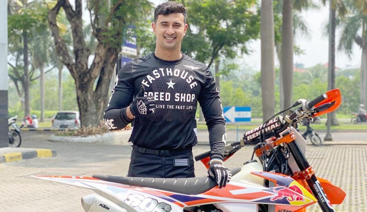 Ali Syakieb cukup aktif melakukan hobi bermotornya. Melalui akun Instagram pribadinya, adik dari Nabila Syakieb ini juga sering kali mengunggah foto ataupun video saat bermain motor trail. (Liputan6.com/IG/@alisyakieb)