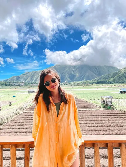 Mantan artis cilik ini juga sempat mengunggah momen saat berlibur di daerah pegunungan. Bahkan, dirinya tak ragu untuk ikut memanen buah di perkebunan. (Liputan6.com/IG/@amelcarla)