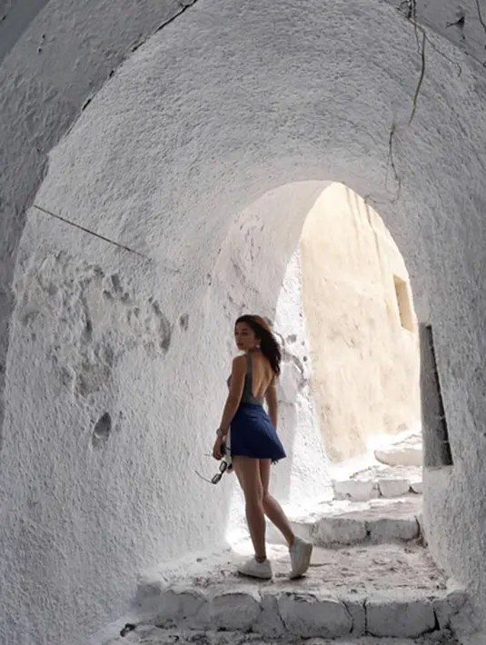 Akhir Juli lalu, Niki mengunggah foto dan menyertakan keterangan tempat bahwa dirinya sedang berada di Yunani. Di foto ini, Niki terlihat begitu seksi, ia memakai mini dress berwarna biru dan memperlihatkan punggungnya. (Instagram/nikitawillyofficial94)