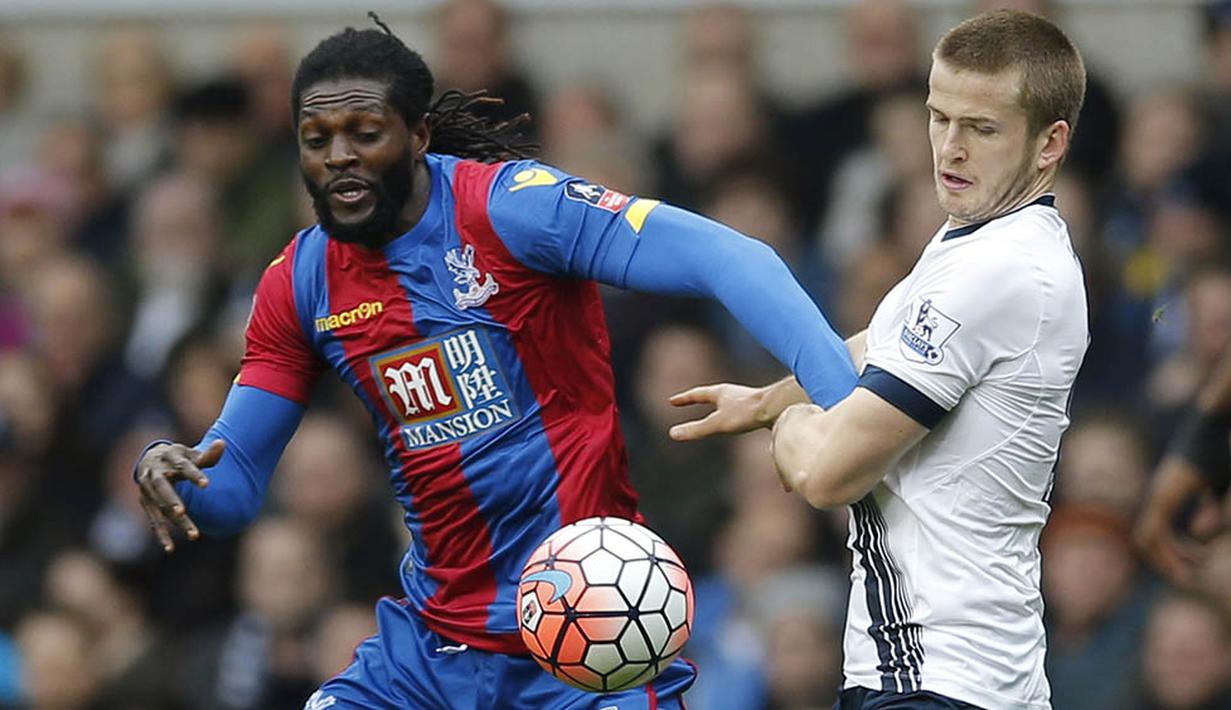 Striker Crystal Palace, Emmanuel Adebayor, berusaha melewati bek Tottenham, Eric Dier. Crystal Palace sendiri hanya mampu melakukan tiga kali percobaan tendangan. (Reuters/Andrew Couldridge)