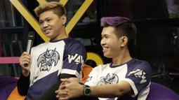 Tim e-Sports, WAW divisi PUBG, menjawab pertanyaan saat mengunjungi Kantor KLY di Jakarta, Kamis (21/2). Dalam kunjungan itu tim milik Youtuber Reza Arap tersebut berbagi tips dan triks dalam bermain PUBG. (Bola.com/M. Iqbal Ichsan)
