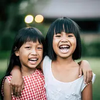 Kedekatan antara saudara kandung diperlukan upaya konsisten dari orang tua untuk menciptakan suasana yang harmonis di rumah. (foto/dok: freepik/jcomp)