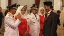 Gubernur Riau Syamsuar (kiri) memberi salam kepada Presiden Joko Widodo atau Jokowi saat pelantikan di Istana Negara, Jakarta, Rabu (20/2). Syamsuar dilantik menjadi Gubernur Riau periode 2019-2024. (Liputan6.com/Angga Yuniar)