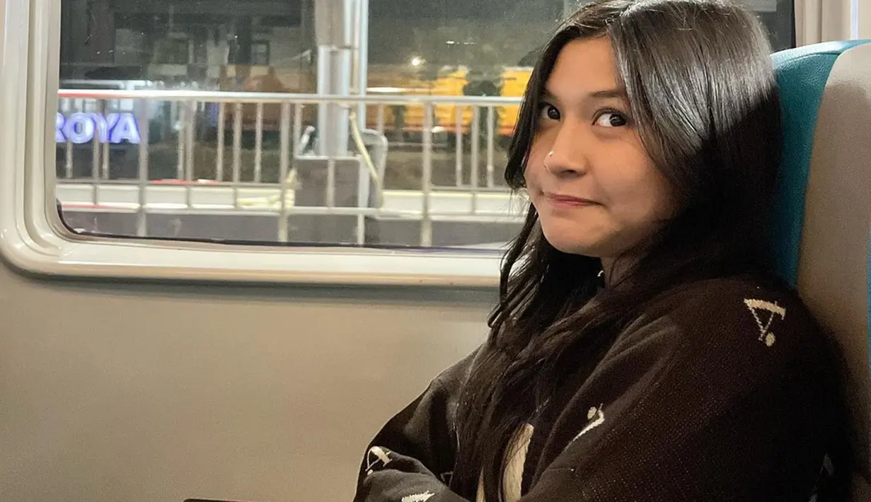 Gaya penampilan Nasha Anaya sukses tuai atensi publik. Banyak yang terpesona dengan cantiknya sosok Nasha Anaya. Paras cantik dari Okie Agustina diwarisi oleh Nasha Anaya. (Liputan6.com/IG/nasha.anayaa)