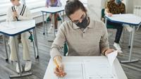 Ilustrasi ujian, mengerjakan soal. (Foto oleh Andy Barbour: https://www.pexels.com/id-id/foto/orang-orang-meja-tulis-laki-laki-perempuan-6684286/)
