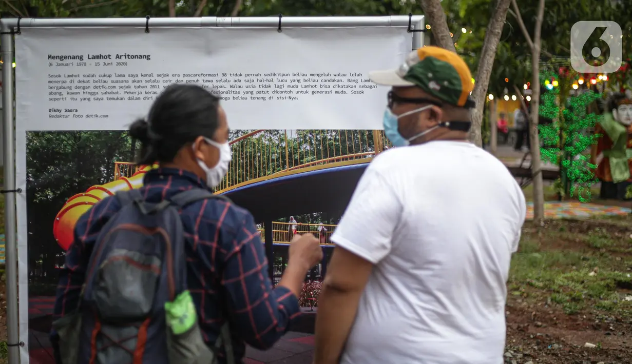 Pengunjung mengamati karya Pameran Fotografi Rekam Jakarta 2019-2020 di Thamrin 10, Jakarta, Jumat (4/12/2020). Pameran yang mengangkat tema Ragam Cerita Ibu Kota Sebelum dan Saat Pandemi COVID-19 tersebut berlangsung hingga 13 Desember 2020. (Liputan6.com/Faizal Fanani)