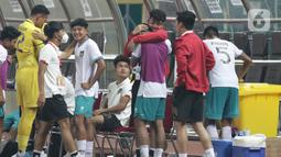 Pemain Timnas Indonesia U-19 meluapkan kesedihan usai laga terakhir penyisihan grup A Piala AFF U-19 2022 melawan Myanmar U-19 di Stadion Patriot Candrabhaga, Bekasi, Jawa Barat, Minggu (10/7/2022). Timnas Indonesia U-19 gagal melaju ke semifinal meski berhasil menundukkan Myanmar U-19 dengan skor 5-1. (Liputan6.com/Helmi Fithriansyah)
