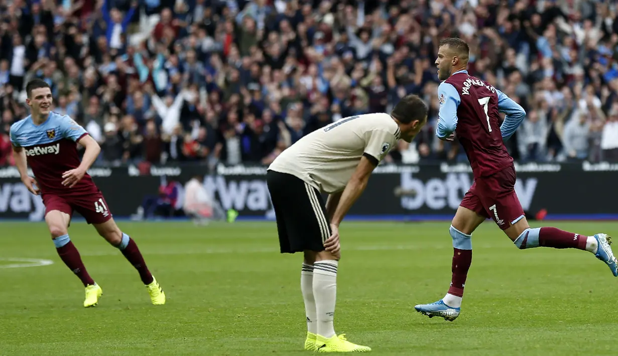 Striker West Ham, Andriy Yarmolenko, merayakan gol yang dicetaknya ke gawang Manchester United pada laga Premier League di Stadion London, London, Minggu (22/9). West Ham menang 2-0 atas MU. (AFP/Ian Kington)