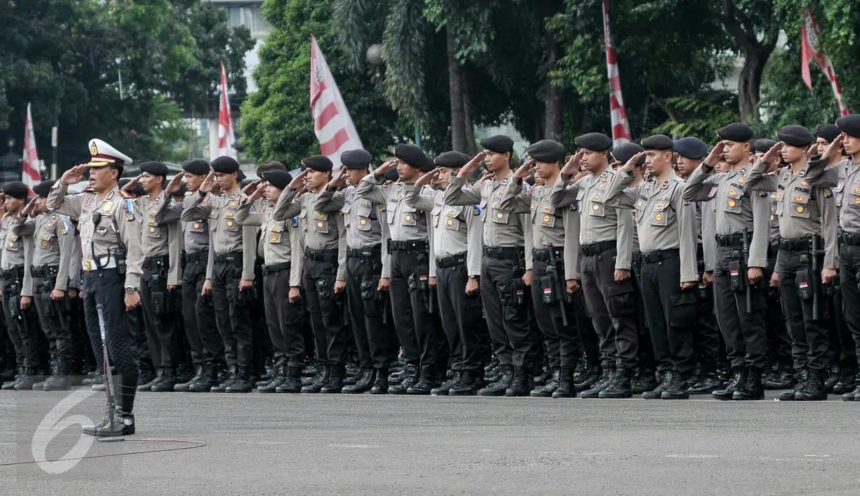Aparat gabungan Polisi, TNI dan Satpol PP melakukan apel pasukan jelang malam Takbiran dan Idul Fitri di Mapolda Metro, Jakarta, (5/7). Polda Metro kerahkan ribuan personil untuk pengamanan malam Takbiran dan Idul Fitri 2016. (Liputan6.com/Yoppy Renato)