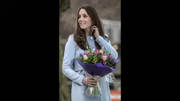 Duchess of Cambridge, Kate Middleton tampil anggun mengenakan mantel cantik berwarna biru muda saat menghadiri pembukaan Kensington Leisure Centre di London, Inggris, Senin (19/1/2015). (AFP PHOTO/POOL/Richard POHLE)