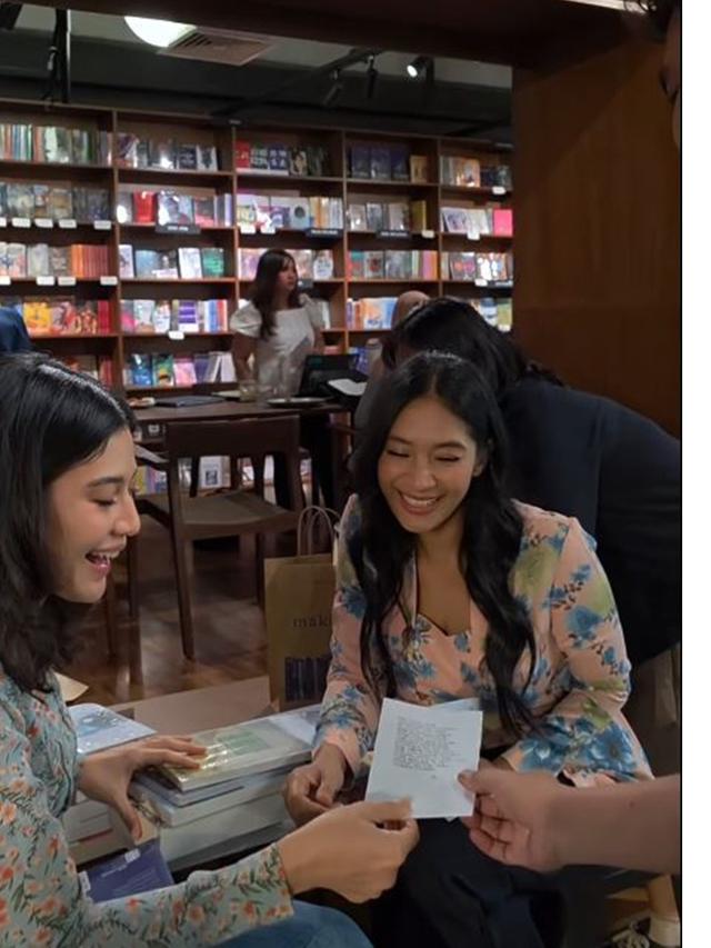 6 Potret Dian Sastro dan Happy Salma ke Toko Buku Pakai Kebaya, Dihadiahi Puisi
