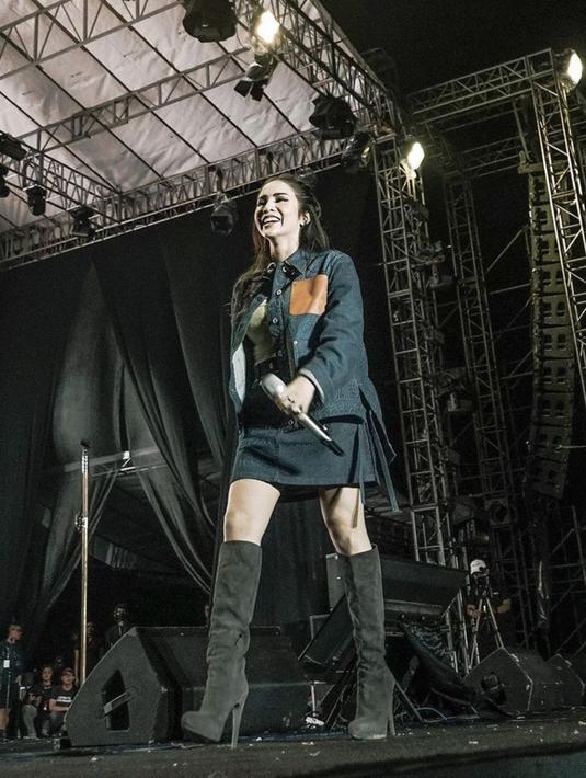 Momo saat tampil di panggung Playlist Live Festival 2.0 di Bandung, Minggu (18/9/2022). Musisi yang bernama Narova Morina Sinaga atau yang akrab disapa Momo tampil cantik menggunakan outer dan rok pendek yang dipadukan dengan sepatu boot tinggi. (Instagram/@therealmomogeisha)