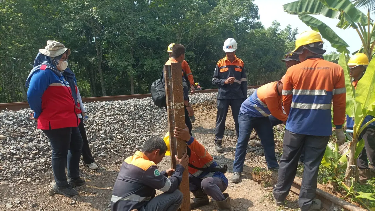 KAI melarangan masyarakat untuk membuka kembali perlintasan liar yang telah ditutup