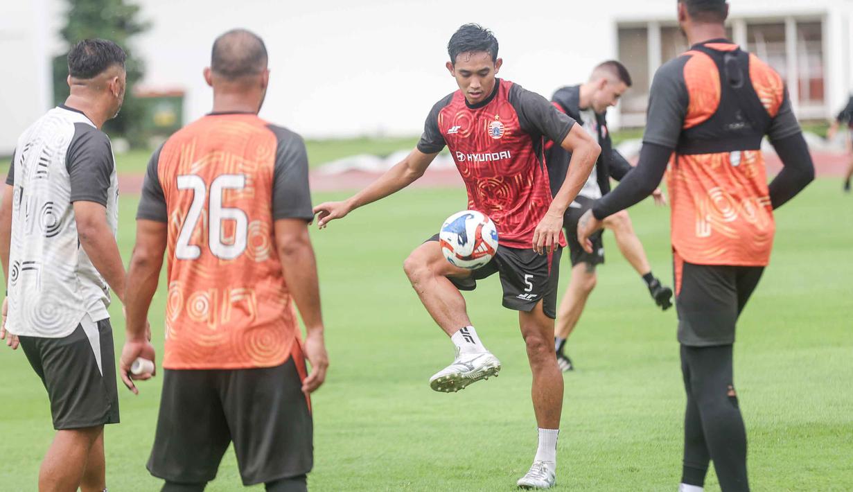 Mauricio Souza memastikan seluruh pemain dalam kondisi yang baik dan memiliki motivasi tinggi untuk meraih hasil maksimal. Tampak dalam foto, pemain Persija saat melakukan latihan di Stadion Madya, Kompleks Gelora Bung Karno, Senayan, Jakarta, Jumat (2/1/2026). (Bola.com/Abdul Aziz)