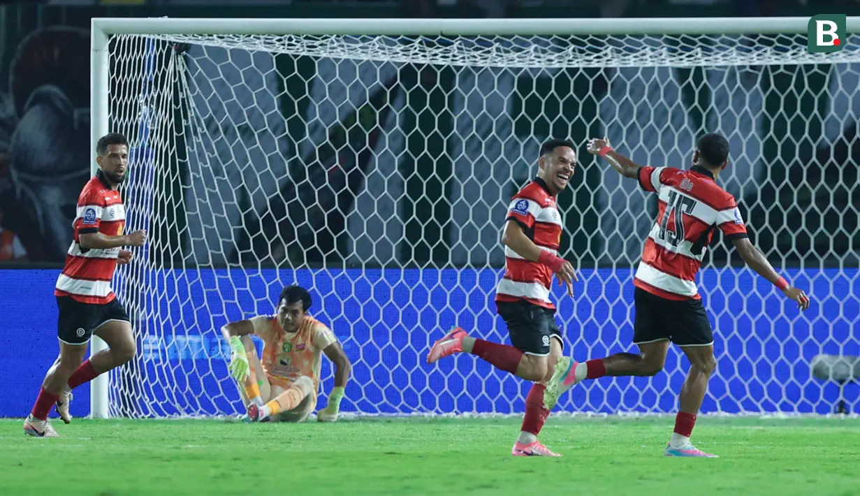 Pemain Madura United merayakan gol Lulinha ke gawang Persebaya Surabaya pada lanjutan BRI Super League 2025/2026 di Stadion Gelora Bung Tomo Jumat (17/4/2026). (Bola.com/M Iqbal Ichsan)