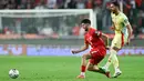 Pemain Spanyol, Mikel Merino, mencetak gol ke gawang Turki di laga kedua Grup E Kualifikasi Piala Dunia 2026 Zona Eropa di Torku Arena, Senin (08/09/2025). (AFP/Ozan Kose)