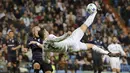 Pemain Real Madrid, Cristiano Ronaldo melakukan tendangan salto pada laga UEFA Champions League antara Real Madrid vs Malmoe FF di Stadion Santiago Bernabeu, Madrid,(08/12/2015). Madrid menang telak 8-0. (EPA/Ballesteros)