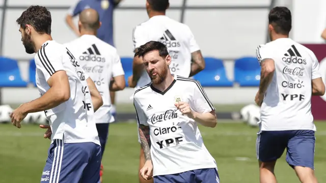 FOTO: Argentina di Ujung Tanduk, Lionel Messi Tetap Rileks