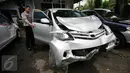 Petugas menunjukan mobil yang ringsek akibat kecelakaan lalulintas di simpang empat Tugu Pal Putih Yogyakarta, Senin (30/5).Korban tewas merupakan pasangan suami istri yang sedang menaiki motor. (Boy Harjanto)