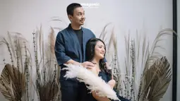 Keduanya nampak semakin romantis dengan kostum yang serasi. Walaupun hanya menggunakan setting di rumah, keduanya tetap terlihat romantis di foto ini dengan adanya tambahan background yang menghiasi. (Liputan6.com/IG/@raditya_dika)