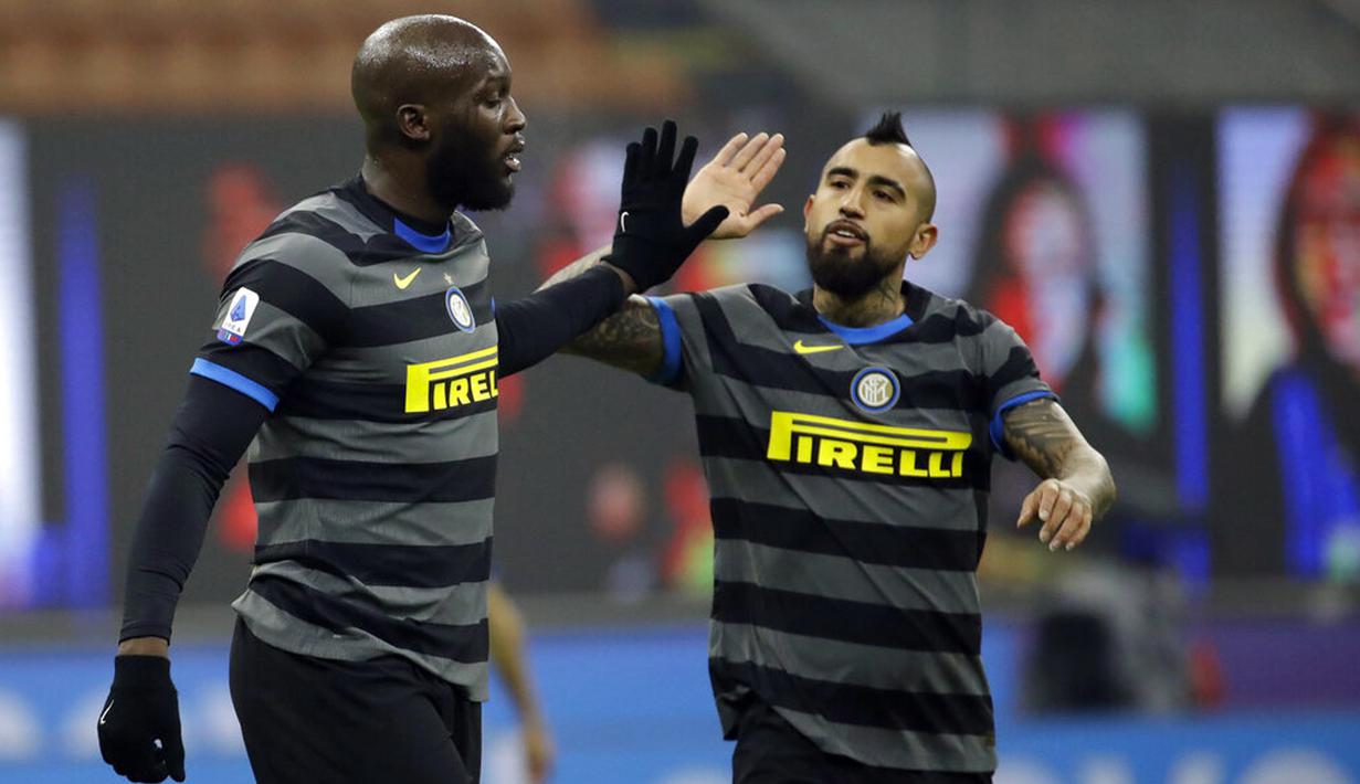 Pemain Inter Milan Romelu Lukaku (kiri) merayakan golnya ke gawang Benevento bersama rekan setimnya Arturo Vidal pada pertandingan Serie A Liga Italia di Stadion San Siro, Milan, Italia, Sabtu (30/1/2021). Inter Milan membantai Benevento 4-0. (AP Photo/Luca Bruno)
