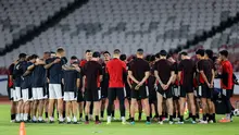 Para pemain Timnas Indonesia berdoa sebelum memulai latihan resmi menjelang laga putaran ketiga Grup C Kualifikasi Piala Dunia 2026 di Stadion Utama Gelora Bung Karno (SUGBK), Senayan, Jakarta, Senin (24/03/2025). (Bola.com/Bagaskara Lazuardi)