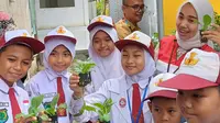 Program peduli lingkungan SDN 2 Sukajaya di Kecamatan Bayung Lencir, Kabupaten Musi Banyuasin, Sumatera Selatan, mendapat dukungan dari PT Pertamina Hulu Energi (PHE) Jambi Merang. (Maulandy/Liputan6.com)