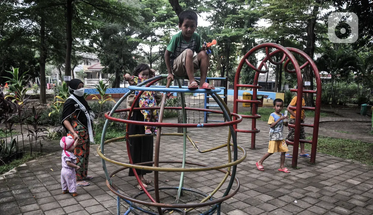 Anak-anak bermain di RPTRA Meruya Utara, Jakarta, Selasa (25/1/2022). Prevalensi stunting atau gizi buruk di Indonesia jauh dari yang ditargetkan dalam Rencana Pembangunan Jangka Menengah Nasional (RPJMN) 2020-2024 sebesar 14 persen. (merdeka.com/Iqbal S. Nugroho)