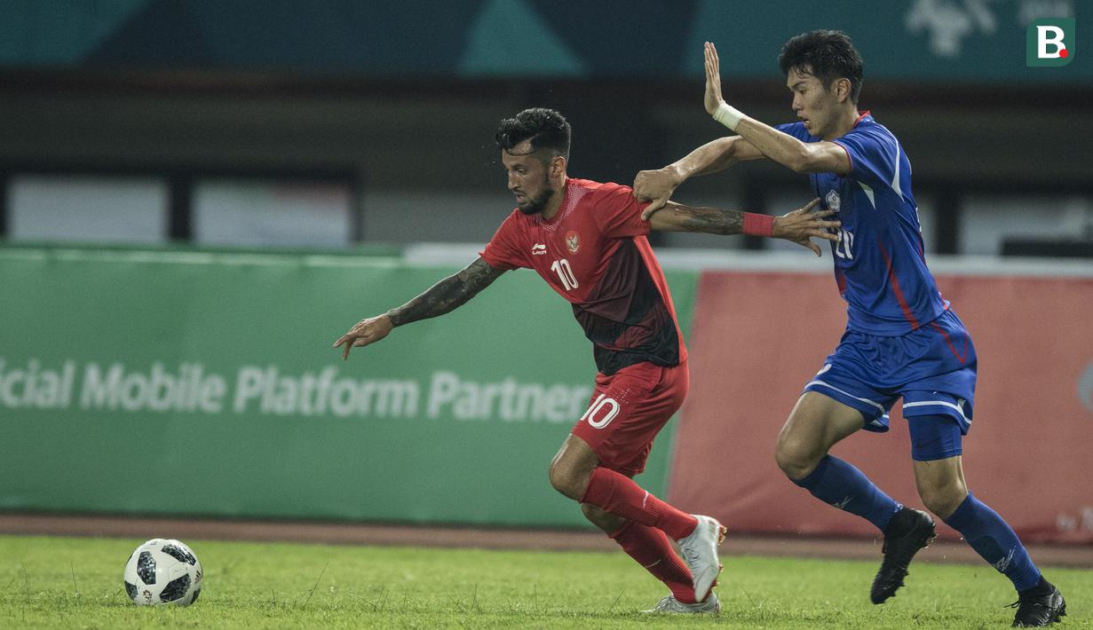 Gelandang Indonesia, Stefano Lilipaly, melewati gelandang Chinese Taipei, Tu Shaochieh, pada laga Grup A Asian Games di Stadion Patriot, Bekasi, Minggu (12/8/2018). Indonesia menang 4-0 atas Chinese Taipei. (Bola.com/Vitalis Yogi Trisna)