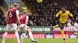 Pemain Arsenal Alexandre Lacazette (kanan) menyundul bola ke gawang Burnley pada pertandingan Liga Inggris di Turf Moor, Burnley, Inggris, Minggu (2/2/2020). Laga berakhir imbang tanpa gol. (Oli SCARFF/AFP)