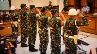Empat personel Tentara Nasional Indonesia (TNI) yang dituduh menyiram air keras saat memberi hormat kepada seorang aktivis Hak Asasi Manusia (HAM) saat menghadiri sidang pembacaan putusan di Pengadilan Militer II-08, Jakarta pada Rabu 10 Juni 2026. (Yasuyoshi Chiba/AFP)