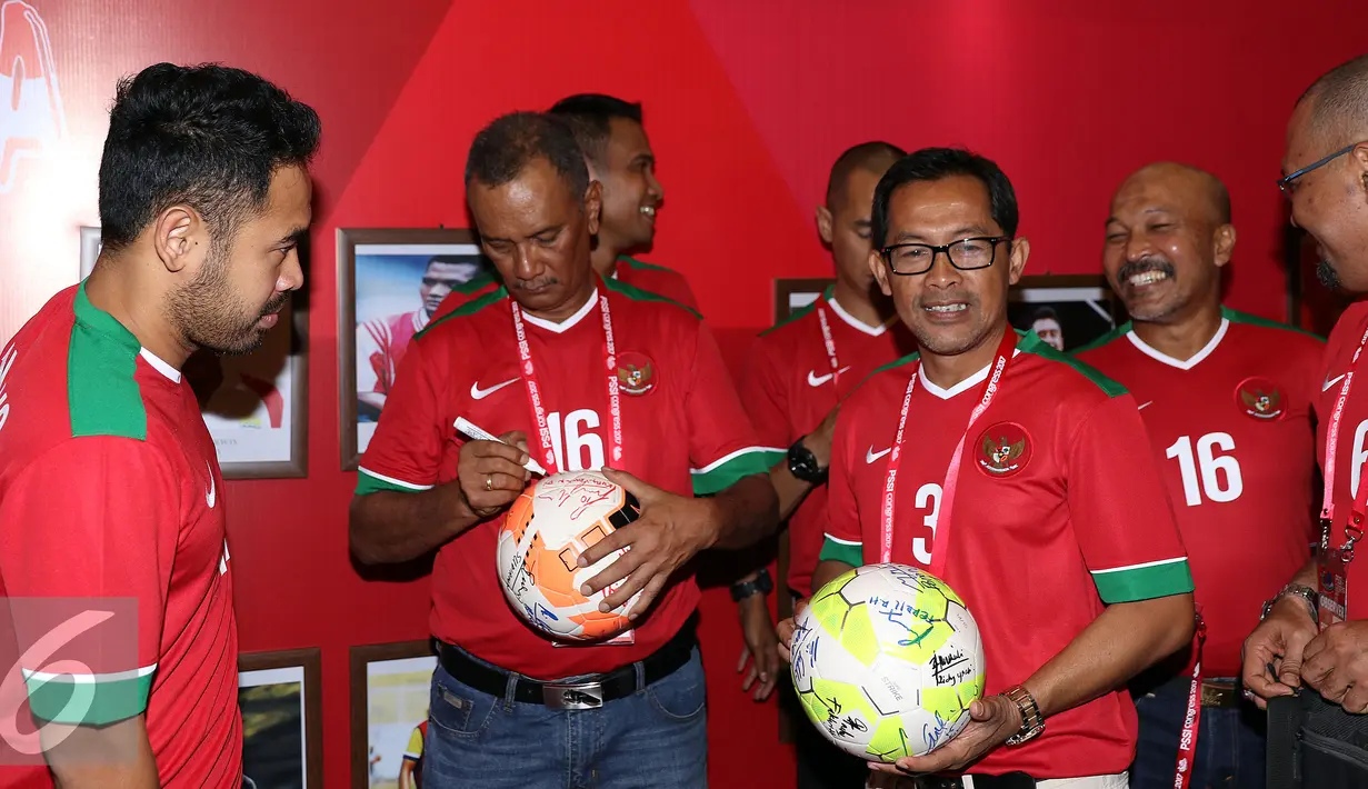 Mantan Kapten Timnas Indonesia, Ferryl Raymond Hattu dan Aji Santoso bersiap menandatangani bola di gerai pojok PSSI, Bandung (8/1). 13 mantan penggawa Timnas Indonesia hadir dalam peresmian tersebut. (Liputan6.com/Helmi Fithriansyah)