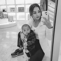 Gaya parenting Nikita Willy memang menuai pro dan kontra. Akan tetapi, ia mengatakan jika dirinya sudah konsultasi dengan dokter. [Foto: instagram.com/nikitawillyofficial94]