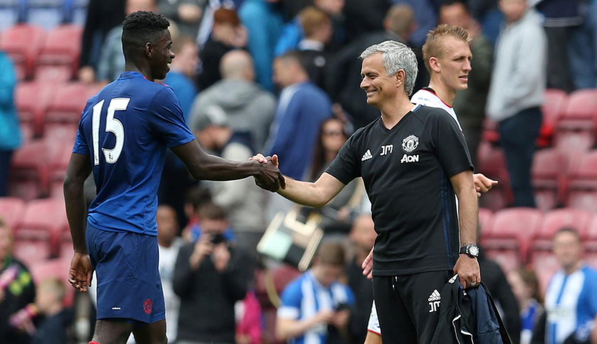 Senyum puas pelatih baru MU, Jose Mourinho, setelah menang 2-0 atas Wigan Athletic dalam laga persahabatan di Stadion DW, Wigan, (16/7/2016). (Bola.com/Twitter/ManUtd)