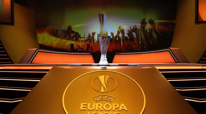 Ilustrasi Logo dan trofi Liga Europa. (AFP/Valery Hache)