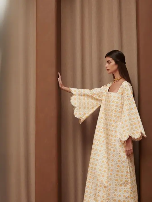 Desainer Razan Alazzouni juga meng-hilight motif dan model tangan dengan cutting scallop. [Foto @razanalazzouni]