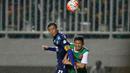 Pemain Arema Cronus, Hamka Hamzah (kiri) bereduel dengan pemain PS TNI pada laga Torabika SC 2016 di Stadion Pakansari, Bogor, Minggu (31/7/2016). (Bola.com/Nicklas Hanoatubun)