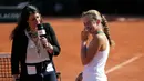 Jelena Ostapenko dari Latvia menjawab pertanyaan seorang reporter setelah mengalahkan Timea Bacsinszky dari Swiss pada semifinal Prancis Terbuka di stadion Roland Garros, Paris (8/6). (AP Photo/Michel Euler)