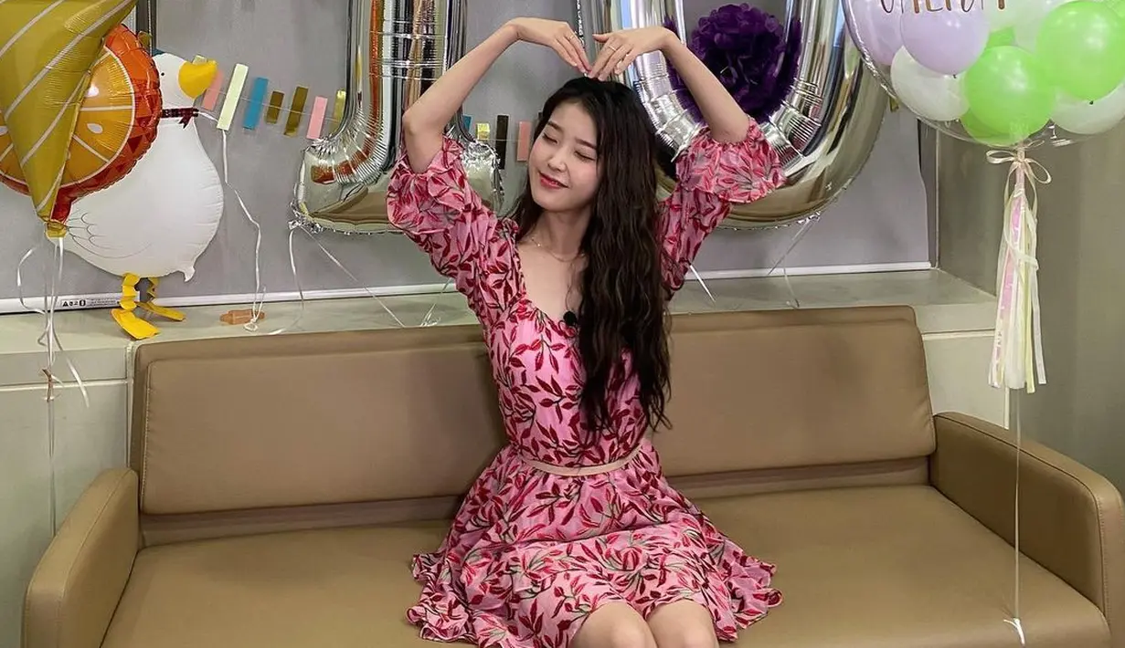 <p>Long hair ini adalah ciri khas IU. IU memang sempat lama bertahan dengan rambut panjangnya ini. Foto: Instagram.</p>