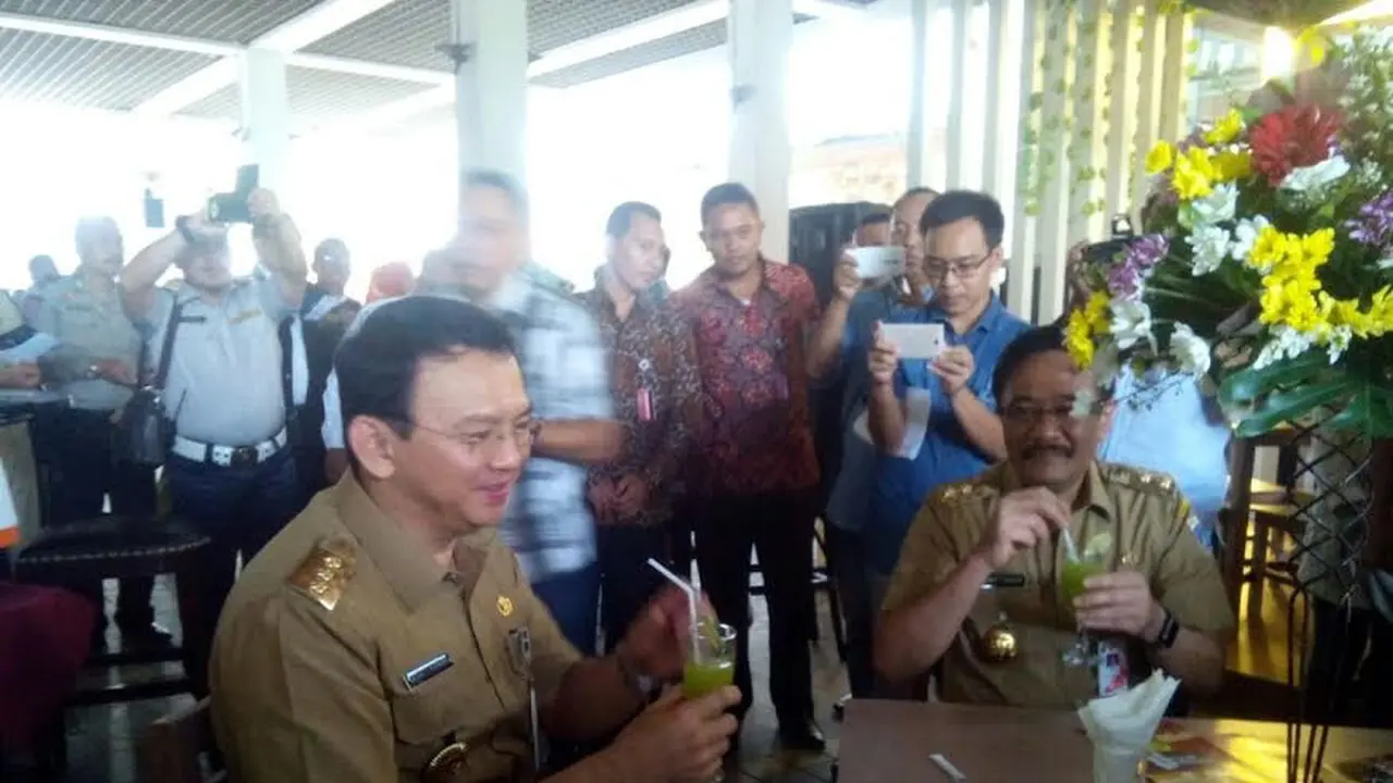  Pagi ini, Ahok meresmikan Jak Bistro, kedai kopi pertama yang berada di Balai Kota.