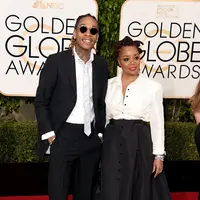 Wiz Khalifa, 28 tahun, tampak seperti anak sekolah dengan celana pendek dan dasi longgar sementara ibunya, Peachie Wimbush, tampak seperti guru dengan gaya senada dengan pelantun ‘See You Again’ tersebut. (AFP/Bintang.com)