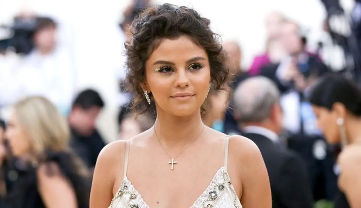 Selena Gomez sendiri pun sepertinya enggan untuk mengajak Justin Bieber. (Cosmopolitan)