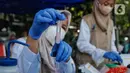 Petugas Balai Besar Pengawas Obat dan Makanan (BBPOM) DKI Jakarta menguji sampel takjil di kawasan Bendungan Hilir, Jakarta, Rabu (5/4/2023). (Liputan6.com/Angga Yuniar)