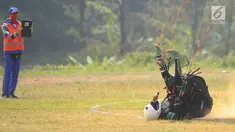 Atlet paralayang Mongolia, Alzakhgui Batdavaa terjatuh saat mendarat pada babak nomor ketepatan mendarat individu putra cabang Paralayang Asian Games 2018 di Gunung Mas, Puncak, Bogor, Jawa Barat, Kamis (23/8). (Merdeka.com/Arie Basuki)